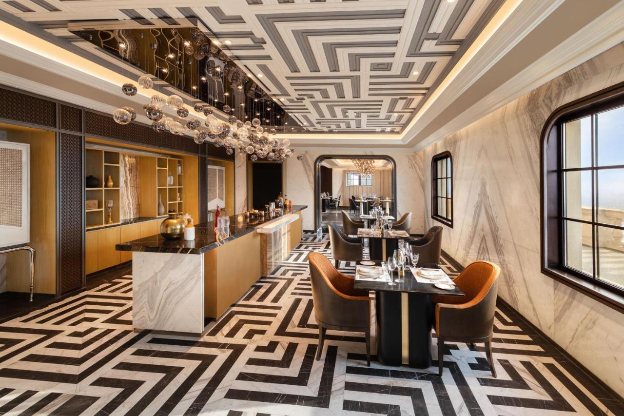 Itc Royal Bengal, A Luxury Collection Hotel, Calcutta Buitenkant foto The restaurant on board